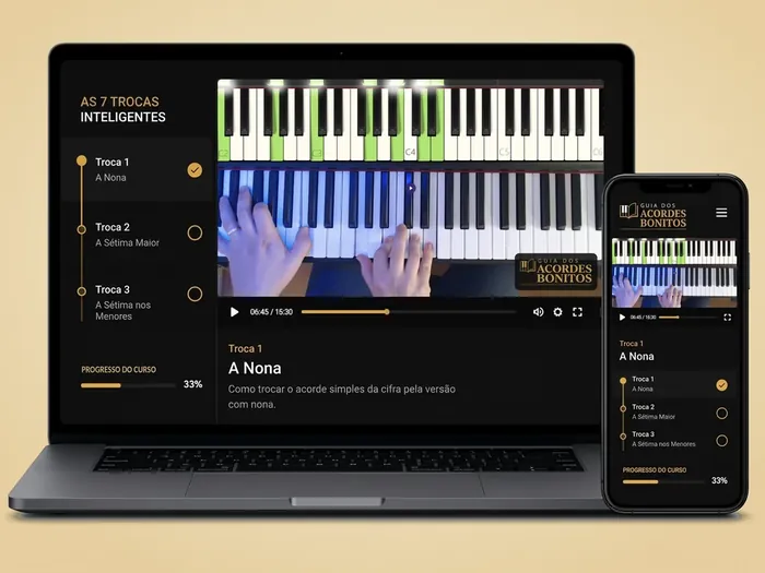 Notebook e celular com uma videoaula de teclado aberta